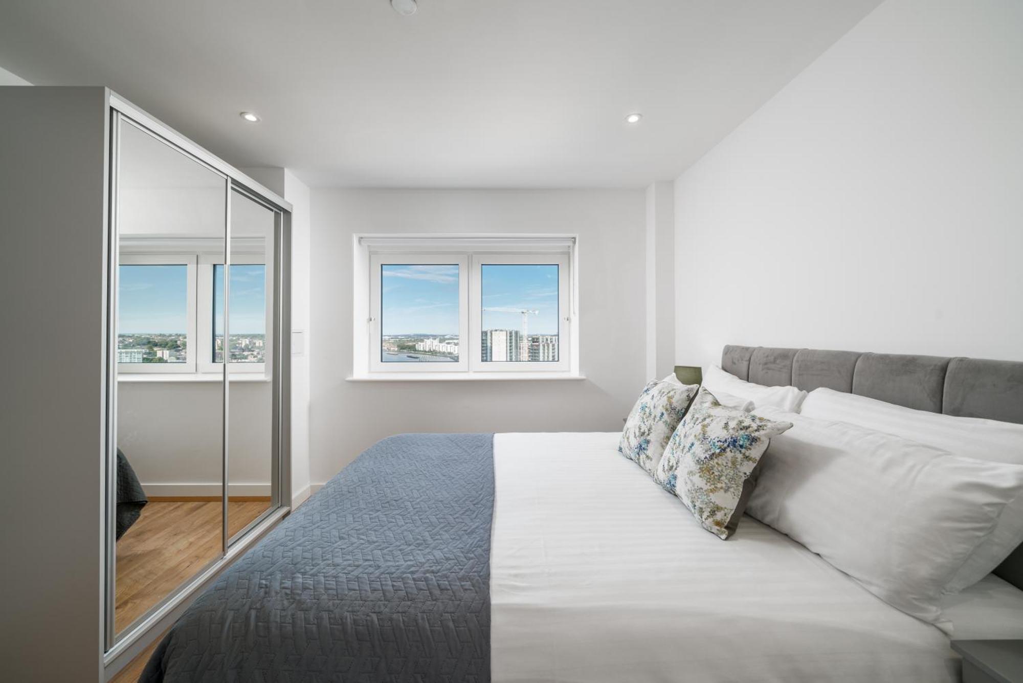Skyvillion: Riverside Apartments with City Views London Exterior photo