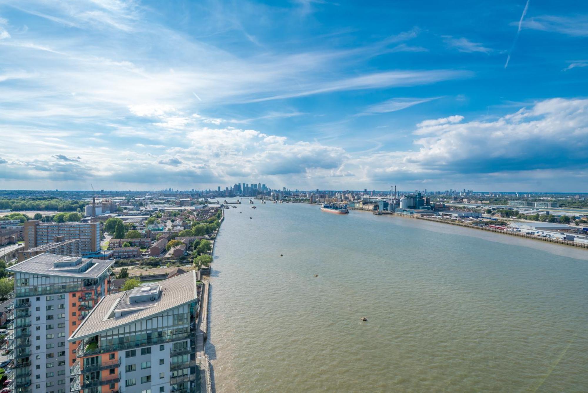 Skyvillion: Riverside Apartments with City Views London Exterior photo