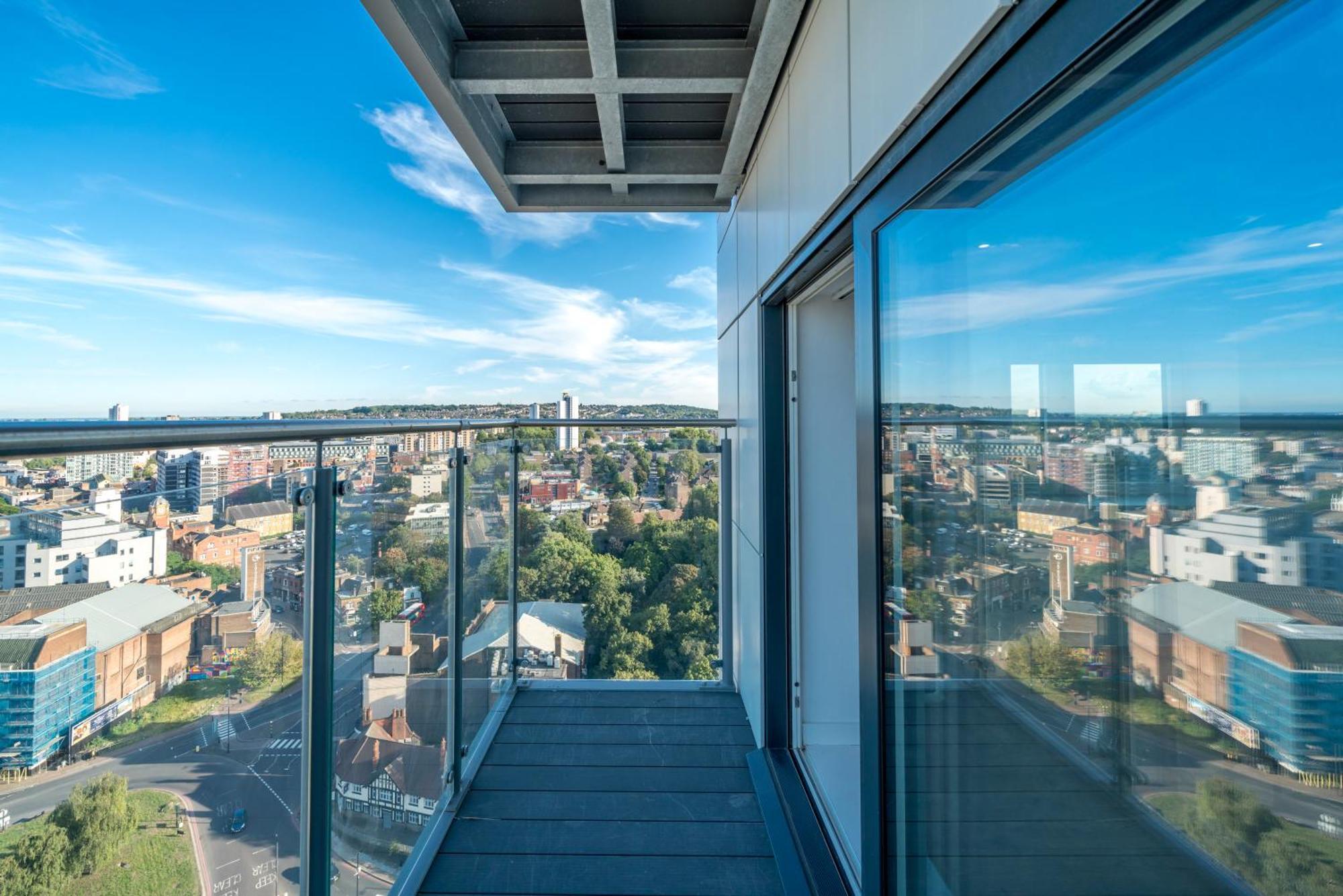 Skyvillion: Riverside Apartments with City Views London Exterior photo
